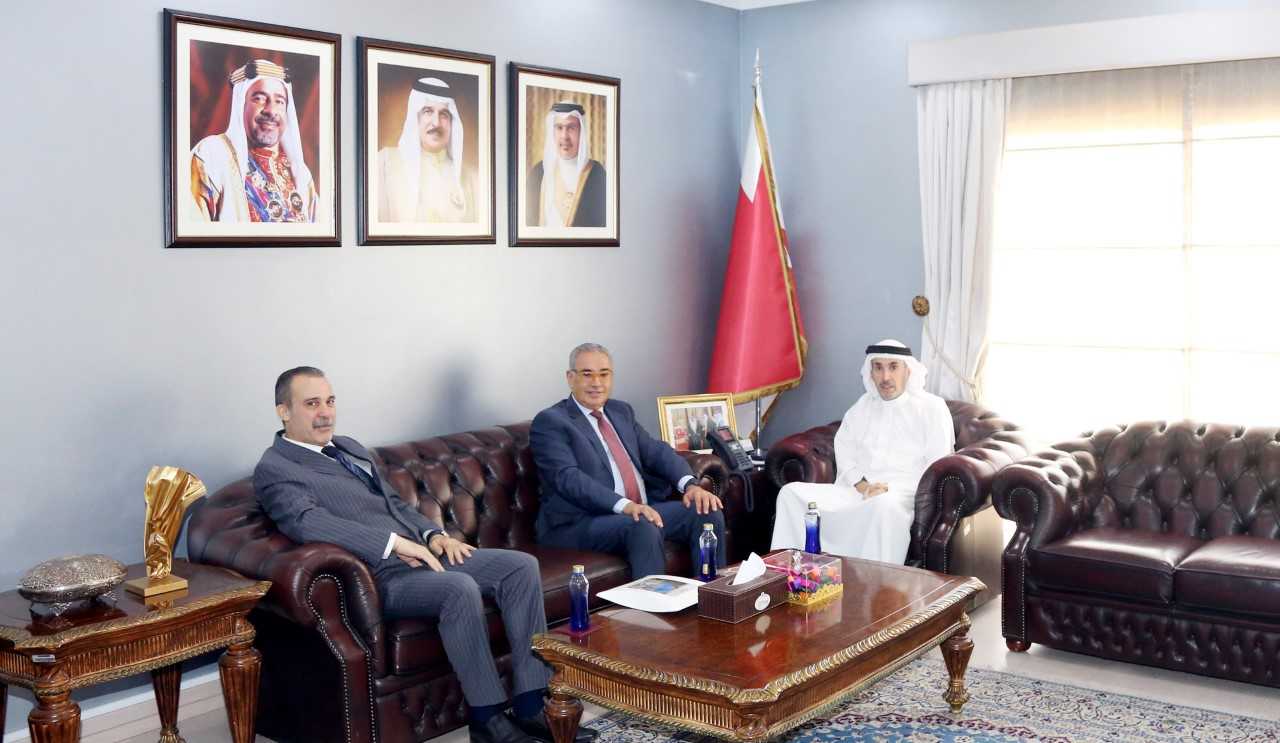 محافظ العاصمة يتسلم نسخة من كتاب من باب بحر إلى باب البحرين<